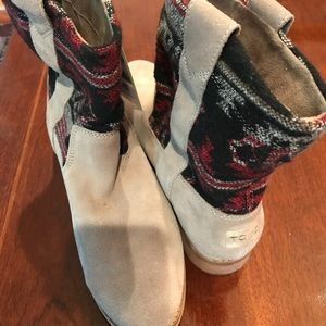 TOMS size 11 taupe suede boots New with Tags